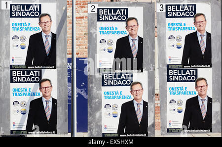 Des affiches pour le candidat à l'élection régionale vénitienne de 2015 sur l'affichage dans la rue Burano Lagune de Venise Vénétie Italie Banque D'Images
