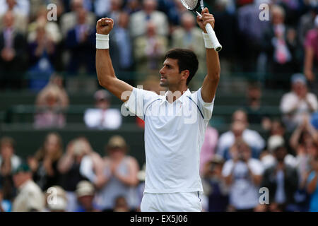 Wimbledon, Londres. 7 juillet, 2015. Novak Djokovic la Serbie au cours de la fête de la quatrième série messieurs contre Kevin Anderson, de l'Afrique du Sud, à la 2015 de Wimbledon à Wimbledon, dans le sud-ouest de Londres, le 7 juillet 2015. Djokovic a gagné le match 3-2. © Ye Pingfan/Xinhua/Alamy Live News Banque D'Images