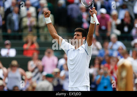 Wimbledon, Londres. 7 juillet, 2015. Novak Djokovic la Serbie au cours de la fête de la quatrième série messieurs contre Kevin Anderson, de l'Afrique du Sud, à la 2015 de Wimbledon à Wimbledon, dans le sud-ouest de Londres, le 7 juillet 2015. Djokovic a gagné le match 3-2. © Ye Pingfan/Xinhua/Alamy Live News Banque D'Images