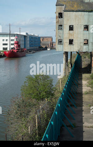 Sur le bateau-phare Sula et Gloucester Sharpness canal dans Gloucester Banque D'Images