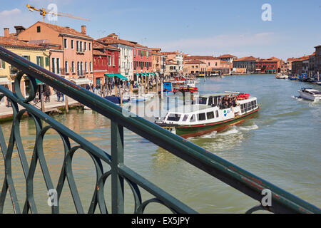 Le Vaporetto en voyageant le long du grand canal de Murano vu de la ponte Vivarini Lagune de Venise Vénétie Italie Europe Banque D'Images