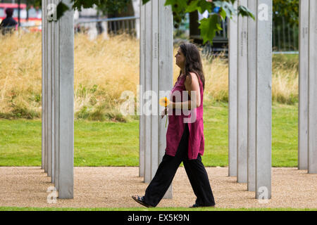 Hyde Park, Londres, 7 juillet 2015. Familles des victimes et aux survivants de la bombe du 7 juillet à Londres se rassemblent à Hyde Park et sont rejoints par le Prince William duc de Cambridge à un service commemorqating émotionnel l'attentat terroriste islamiste d'indignation qui s'est passé sur le réseau de transport de Londres, faisant 57 morts et des dizaines de personnes blessées. Sur la photo : Esther Hyman, soeur de Miriam qui ont péri le 7/7 gerberer jaune pond un seul au mémorial. Crédit : Paul Davey/Alamy Live News Banque D'Images