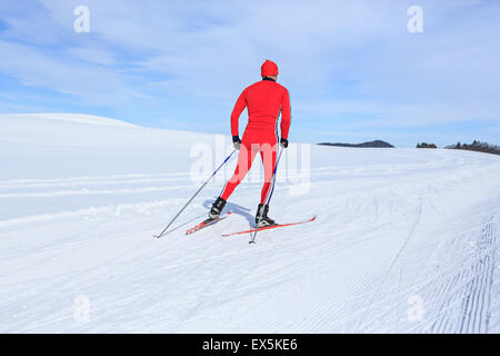Un homme le ski de fond sur la piste en Bavière Banque D'Images