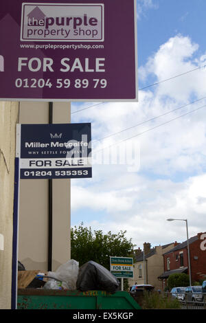 Plusieurs maisons à vendre à une ligne de Blackrod Banque D'Images