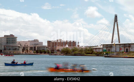 Stock Photo - Marine Way pont reliant Ocean Plaza complexe avec centre ville, Southport, Merseyside, Angleterre Banque D'Images