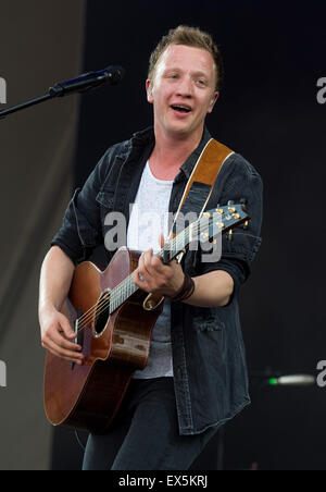 Hanovre, Allemagne. Le 04 juillet, 2015. Singer Joris joue sur la scène avec son groupe à la foire "IdeenExpo" à Hanovre, Allemagne, 04 juillet 2015. Photo : Julian Stratenschulte/DPA - PAS DE FIL - SERVICE/dpa/Alamy Live News Banque D'Images