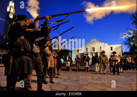 San Antonio, Texas, USA. 6ème mars, 2012. De reconstitution historique récemment fire flint des fusils afin d'honneur de la bataille de l'Alamo. L'Alamo et quatre autres San Antonio missions ont récemment reçu la désignation comme Patrimoine Mondial de l'UNESCO. © Robin Jerstad/ZUMA/Alamy Fil Live News Banque D'Images