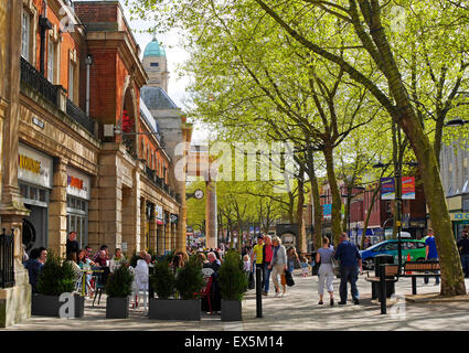Cafe de la chaussée et scène de rue, Peterborough Cambridgeshire, Angleterre, Royaume-Uni Banque D'Images
