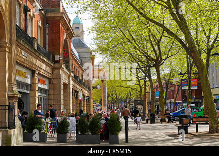 Cafe de la chaussée et scène de rue, Peterborough Cambridgeshire, Angleterre, Royaume-Uni Banque D'Images
