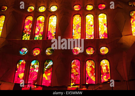 Vitraux, cathédrale de la Sagrada Familia conçue par Antoni Gaudi UNESCO World Heritage site, Barcelone, Espagne Europe Banque D'Images