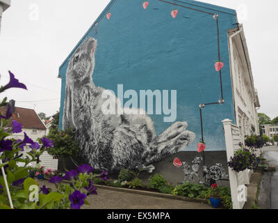 Flekkefjord sur la côte sud de la Norvège, des rues étroites et anciennes maisons lambrissés dominent le centre, fresque avec lapin Banque D'Images