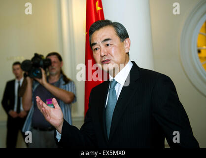 Vienne, Vienne. 7 juillet, 2015. Le ministre des Affaires étrangères Wang Yi parle aux journalistes à l'Hôtel Palais Coburg où l'ont lieu, à Vienne, Autriche, le 7 juillet 2015. Côtés travaillent dur pour résoudre les six ou sept questions restantes dans la finale des pourparlers sur le nucléaire iranien, Wang Yi a déclaré aux journalistes à Vienne le mardi. © Qian Yi/Xinhua/Alamy Live News Banque D'Images