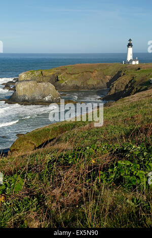 Yaquina Head Lighthouse historique et promontoire rocheux, Yaquina Head zone naturelle exceptionnelle, Newport, Oregon USA Banque D'Images