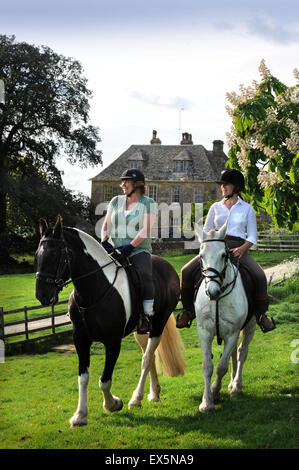 Dame deux coureurs sur une équitation vacances près de Winchcombe dans les Cotswolds, Gloucestershire UK Banque D'Images