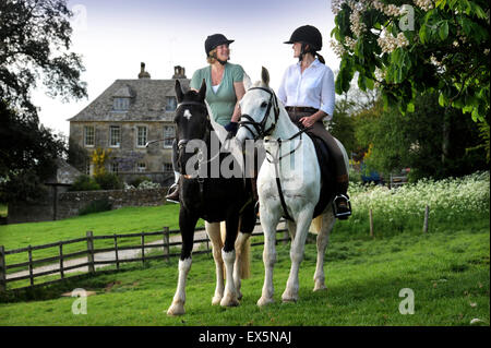 Dame deux coureurs sur une équitation vacances près de Winchcombe dans les Cotswolds, Gloucestershire UK Banque D'Images