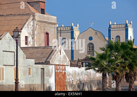 Les bâtiments coloniaux portugais et Igreja de Santa Isabel Église dans village sur l'île de Sal Rei à Boa Vista, Cap Vert, Afrique Banque D'Images
