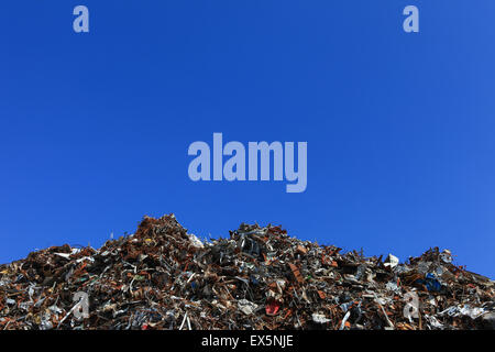 Parc à ferraille avec ciel bleu clair Banque D'Images