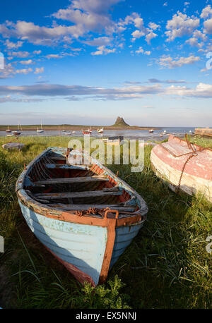 Château de Lindisfarne vue du port sur l'île sacrée de Lindisfarne au large de la côte de Northumberland Banque D'Images