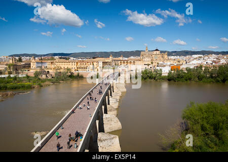 Cordoba, Cordoue, Andalousie, province du sud de l'Espagne. Vue sur le pont romain de la Grande Mosquée de la tour Torre de Calaho Banque D'Images
