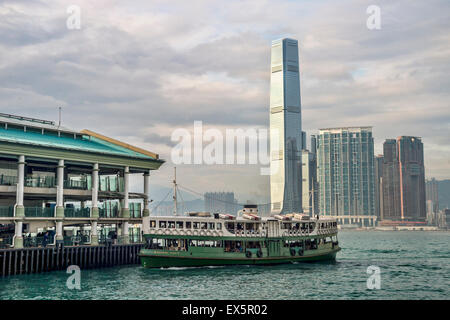 Ferry Boat dans le port de Victoria, hong kong, avec la tour de la CCI dans l'arrière-plan Banque D'Images