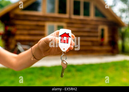 Holding house cottage en bois avec clé sur l'arrière-plan Banque D'Images