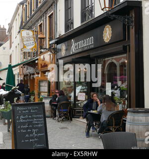 Saint Valery sur Somme , gens dans la rue Banque D'Images