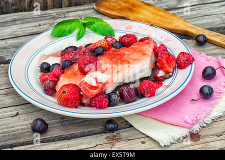 Gelée de fraises gâteau de caillé,framboises et groseilles. Banque D'Images