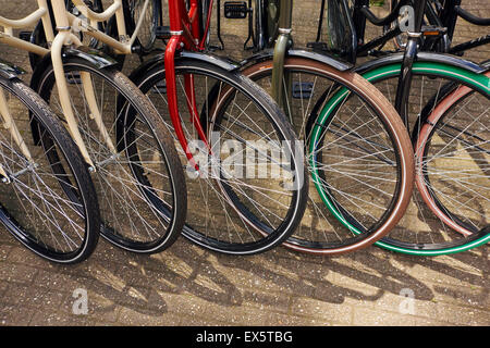 Une rangée de roues de bicyclette de couleur. Banque D'Images