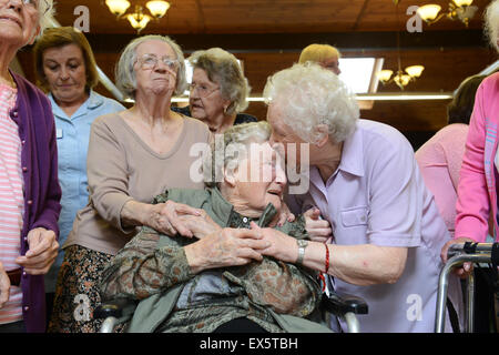 Une femme de cent 100 ans célébrant son anniversaire avec d'autres résidents de foyers de soins aux personnes âgées au Royaume-Uni Bessie Dodsworth fête ses 100 ans en centenaire Banque D'Images