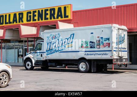 Un camion de livraison de Hiland fournit des produits laitiers à un Dollar General store à Oklahoma City, Oklahoma, USA. Banque D'Images