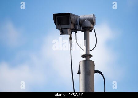 Une caméra de vidéosurveillance avec un ciel bleu derrière. Banque D'Images