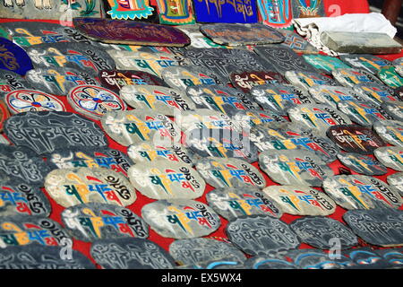 De nombreuses pierres de blocs rocheux avec om mani padme hum-le joyau dans le lotus mantra inscrit. Chode-Tibet Pelkhor étal extérieur. Banque D'Images