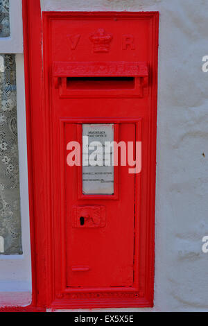 Old Red VR Victorian post box situé dans un bureau de poste shop wall Banque D'Images