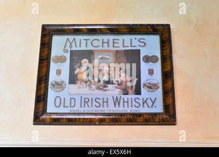 Meubles anciens metal sign advertising Mitchell's Old Irish whiskey au Ulster American Folk Park Banque D'Images