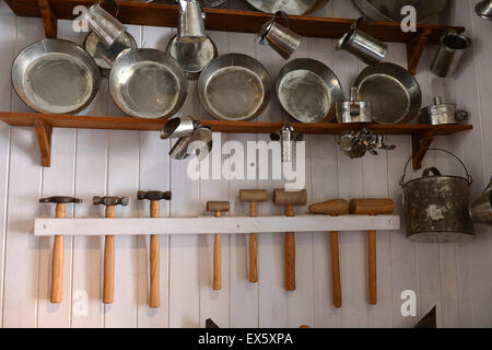 Le café, casseroles, bidons et sur l'affichage à l'ferblantiers shop dans l'Ulster American Folk Park Banque D'Images