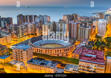 Malaga, Espagne paysage urbain et les arènes, à l'aube. Banque D'Images