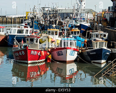 Bateaux de pêche dans le port de Scarborough Banque D'Images