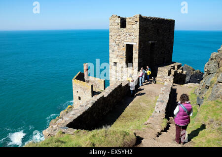 Les touristes visitant Couronnes Botallack Tin MIne à Cornwall, Angleterre, Royaume-Uni, l'un des lieux de tournage de la série télévisée Poldark. Banque D'Images