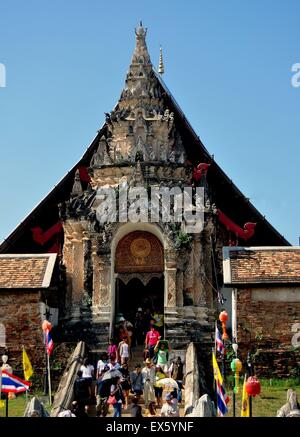 Lampang, Thaïlande : porte d'entrée richement décorées avec des éléments de conception hindoue mène dans la paroi Wat Phra That Lampang Luan Banque D'Images