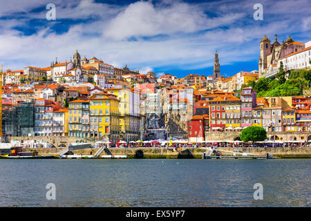 Porto, Portugal vieille ville skyline de tout le fleuve Douro. Banque D'Images