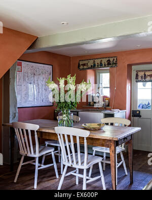 Chaises Windsor autour d'une table de ferme français en pays cuisine avec poutres plafond Banque D'Images