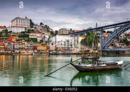 Porto, Portugal skyline sur le fleuve Douro au crépuscule. Banque D'Images