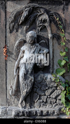 Statue angel cimetière érodé avec palmier Banque D'Images