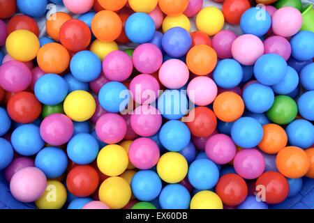 Close up de boules en plastique coloré Banque D'Images