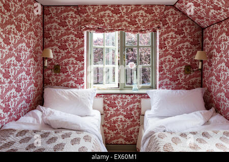 Christopher Howe toile papier peint et aveugle dans une chambre lits jumeaux avec couvre-lits matelassés paisley indien Banque D'Images