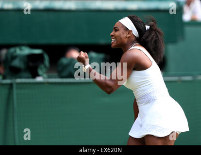 Londres, Grande-Bretagne. 7 juillet, 2015. Serena Williams, de l'célèbre sa victoire sur Victoria Azarenka du Bélarus pendant féminin au quart de tennis de Wimbledon 2015 à Londres, en Grande-Bretagne, le 7 juillet 2015. Serena Williams s'est qualifiée pour les demi-finales après avoir battu Azarenka 2-1. Credit : Han Yan/Xinhua/Alamy Live News Banque D'Images