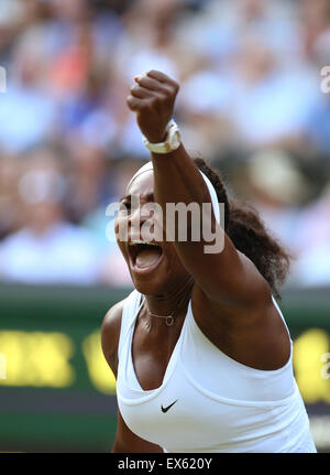 Londres, Grande-Bretagne. 7 juillet, 2015. Serena Williams, de l'fête marquant pendant le match féminin contre Victoria Azarenka du Bélarus au tennis de Wimbledon 2015 à Londres, en Grande-Bretagne, le 7 juillet 2015. Serena Williams s'est qualifiée pour les demi-finales après avoir battu Azarenka 2-1. Credit : Han Yan/Xinhua/Alamy Live News Banque D'Images