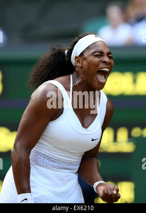 Londres, Grande-Bretagne. 7 juillet, 2015. Serena Williams, de l'fête marquant pendant le match féminin contre Victoria Azarenka du Bélarus au tennis de Wimbledon 2015 à Londres, en Grande-Bretagne, le 7 juillet 2015. Serena Williams s'est qualifiée pour les demi-finales après avoir battu Azarenka 2-1. Credit : Han Yan/Xinhua/Alamy Live News Banque D'Images