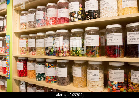 Intérieur d'un magasin de lally sucrée traditionnel avec des bonbons en pots dans le village de Berrima, Nouvelle-galles du Sud, australie Banque D'Images