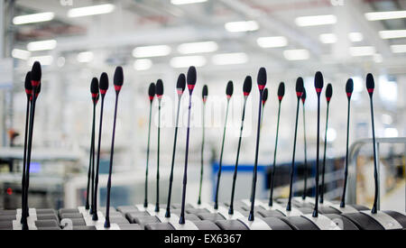 Hanovre, Allemagne. Le 06 juillet, 2015. Des microphones Sennheiser un système de conférence dans l'usine de la Sennheiser electronic GmbH & Co. KG dans Wedemark-Wennebostel, près de Hanovre, Allemagne, 06 juillet 2015. Sennheiser présentera les ventes annuelles à la conférence de presse le 08 juillet 2015. Photo : JULIAN STRATENSCHULTE/dpa/Alamy Live News Banque D'Images